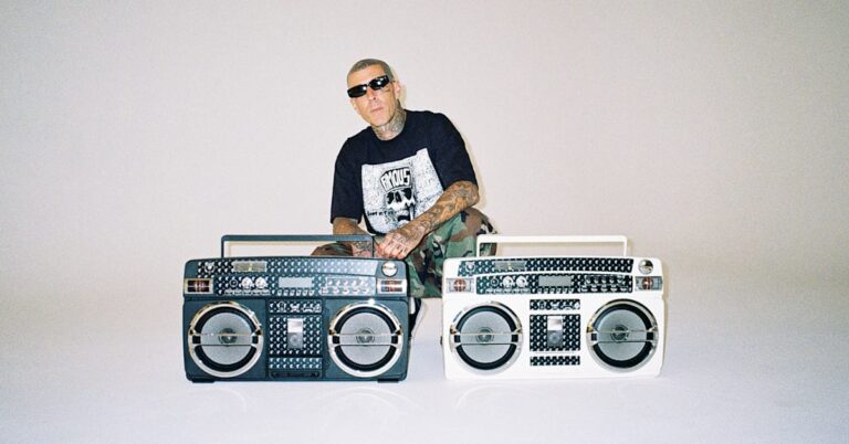 ComplexCon 2026 : Travis Barker réfléchit à l'héritage des stars et des célébrités célèbres Sangles
