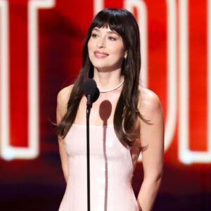 Dakota Johnson porte une robe personnalisée de la collection Calvin Klein aux MTV Video Music Awards 2026
