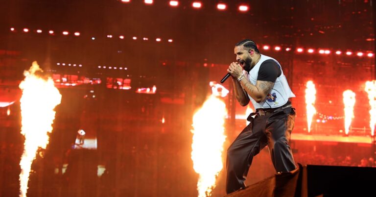 Drake rappe « We From the Dot, You Can't Compare to Us » sur le morceau « FOMO »