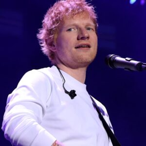 Ed Sheeran s'excuse auprès des familles pour le discours israélo-palestinien après s'être montré ému sur scène