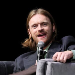 Finneas et d'autres abandonnent la tournée d'Ed Sheeran après que Macklemore ait été expulsé pour son discours sur la « Palestine libre »