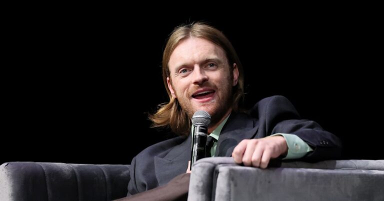 Finneas et d'autres abandonnent la tournée d'Ed Sheeran après que Macklemore ait été expulsé pour son discours sur la « Palestine libre »