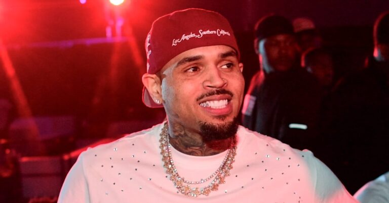 Jasmine Crockett remet à Chris Brown les honneurs du Congrès lors d'un concert au Texas