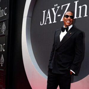 Jay-Z opte pour un look intemporel en smoking lors de la première mondiale de la série documentaire réalisée par Rick Rubin
