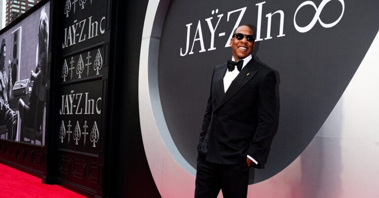 Jay-Z opte pour un look intemporel en smoking lors de la première mondiale de la série documentaire réalisée par Rick Rubin