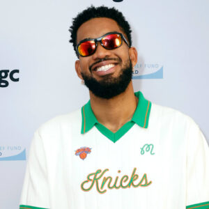 Karl-Anthony Towns porte une veste de championnat unique des Knicks sur 'SNL'