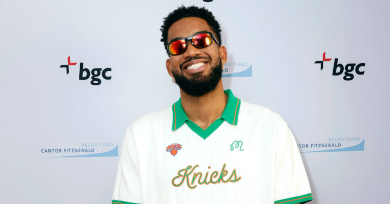 Karl-Anthony Towns porte une veste de championnat unique des Knicks sur 'SNL'