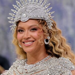 La nouvelle boîte de vinyle en bois à 1 000 $ de Beyoncé est livrée sans musique – et les fans perdent la tête