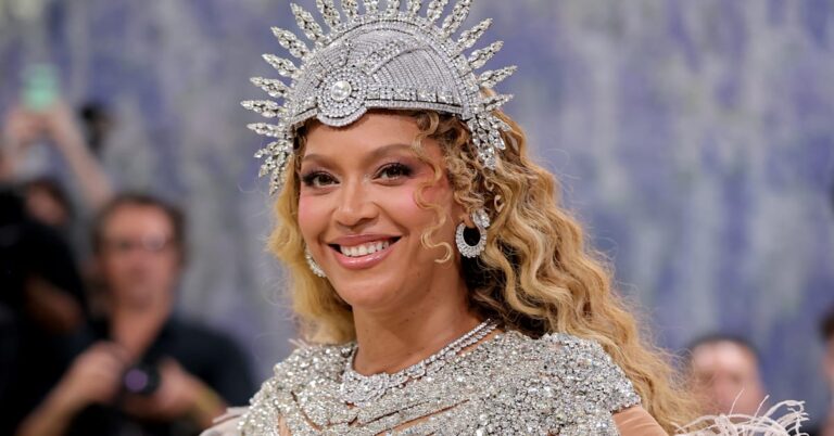 La nouvelle boîte de vinyle en bois à 1 000 $ de Beyoncé est livrée sans musique – et les fans perdent la tête