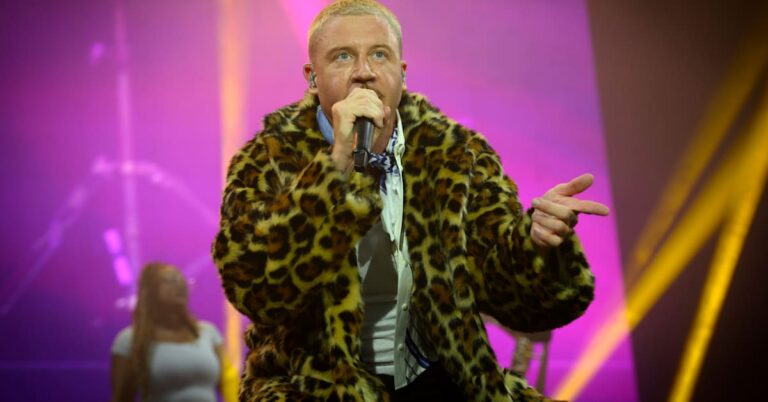 Macklemore parle du retrait de la tournée d'Ed Sheeran et déclare que Robert Kraft a lancé un « ultimatum » sur le discours sur la Palestine
