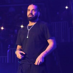 Pinkchyu rigole et dit qu'elle « ne peut pas » répondre si elle sort officiellement avec Drake : « Je me sentais comme une princesse »