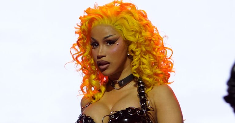 Cardi B a un message pour les personnes qui lui ont fait passer des moments difficiles : « Je vais m'assurer que vous ayez une vie difficile »
