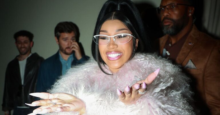 Cardi B dit que « se battre avec des salopes du rap » est « ennuyeux »