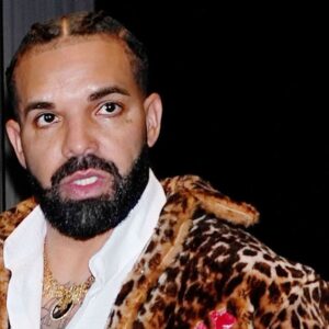 Drake célèbre son 40e anniversaire avec un collier de relique d'anomalie personnalisé avec une photo de ses parents