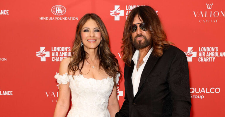 Elizabeth Hurley sur son « couple improbable » avec Billy Ray Cyrus : « Nous sommes en fait comme des jumeaux »