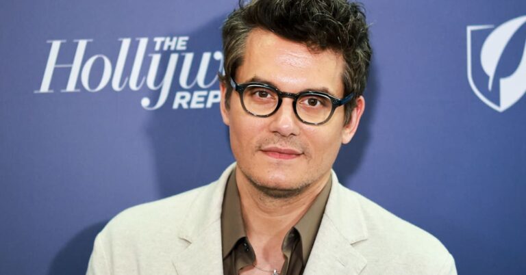 John Mayer taquine un single de retour potentiel inspiré de la saison de Cuffing : « Je m'enfuirai avec toi »