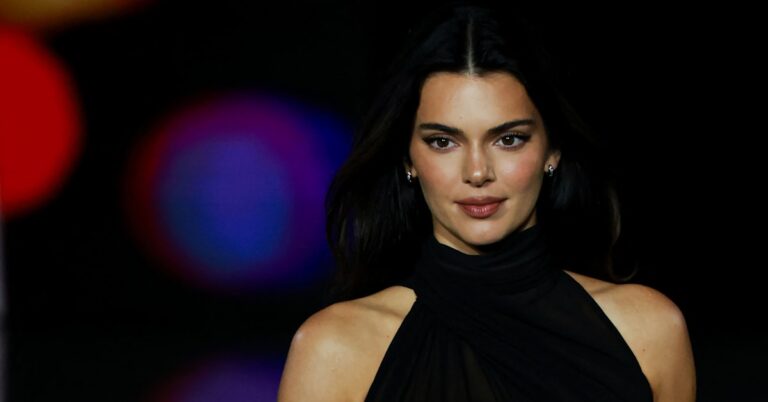Kendall Jenner est désormais la directrice créative mondiale de FWRD grâce à l'expansion du partenariat avec le groupe REVOLVE