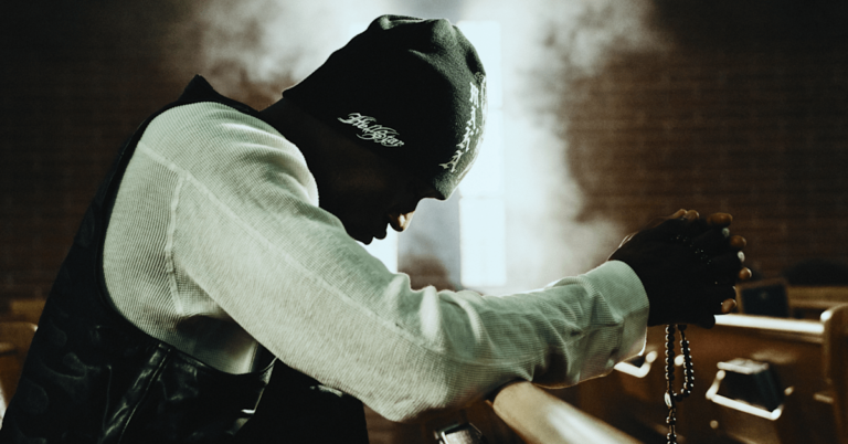 La collaboration Hellstar x 2Pac est maintenant disponible sur Complex