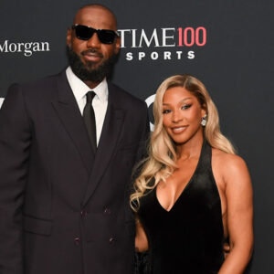 LeBron et Savannah James font une visite de la maison avec les trophées de championnat, Basquiat et bien plus encore