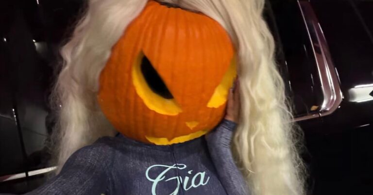 Megan Thee Stallion marque à nouveau le début de la saison d'Halloween avec une mise à jour Instagram à tête de citrouille
