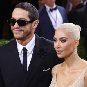 Pete Davidson revient sur sa relation avec Kim Kardashian : « Je fais partie des survivants »