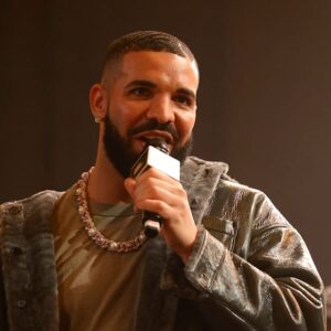 Regardez Drake prononcer un discours sentimental pour son 40e anniversaire : « Ce soir, il s'agit d'être en vie »